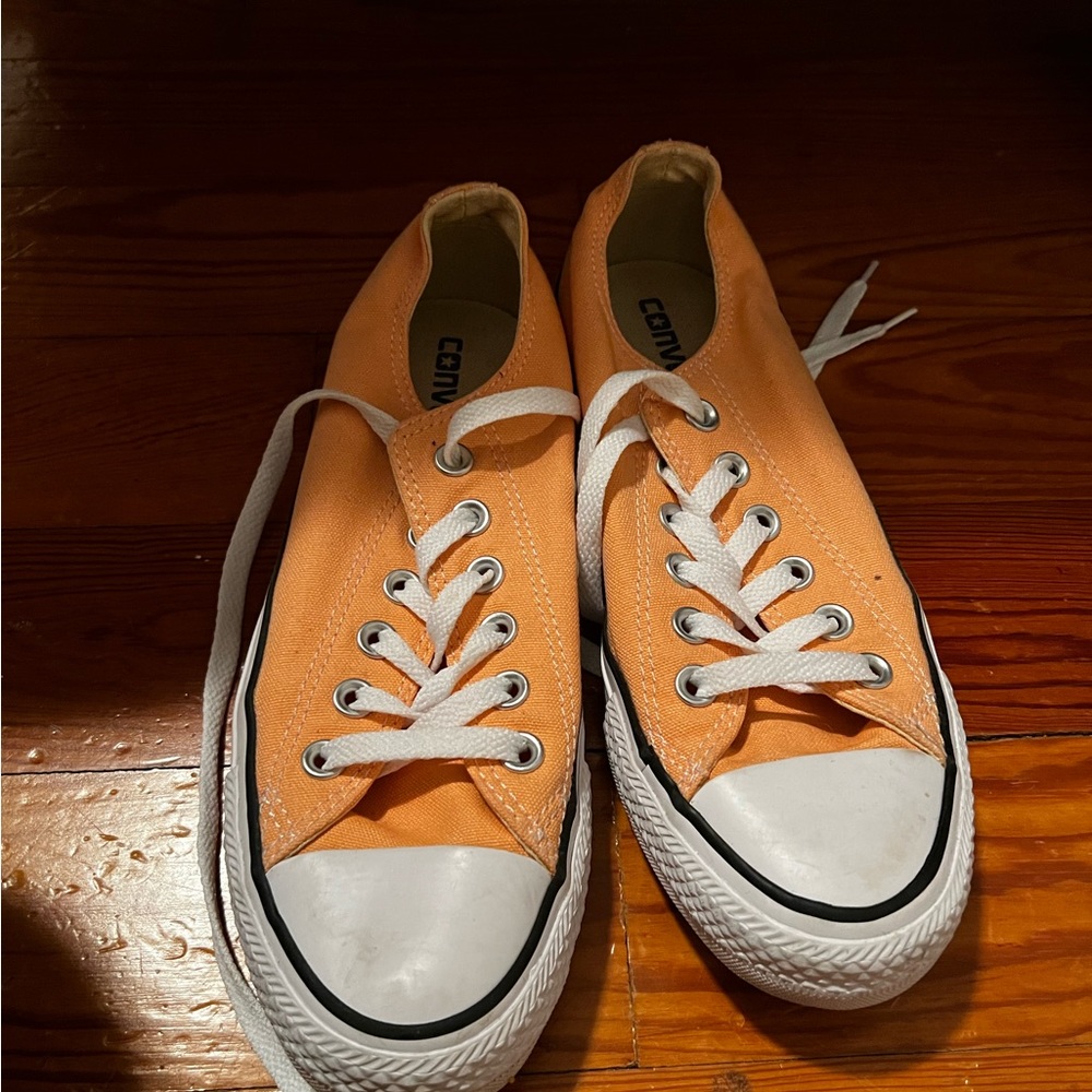 Converse - unisex (women’s 7 men’s 5)